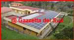 Capistrano: Edificio reso autonomo dal punto di vista energetico. I pannelli fotovoltaici sulle falde del tetto della scuola media