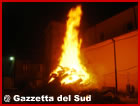 Le lingue di fuoco del falò. Capistrano si prepara a rivivere questo antico rito